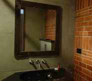 In-room Bathroom 2 Illam Hotel