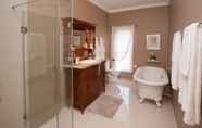 Toilet Kamar 2 La Plume Boutique Guest House