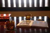 Bar, Kafe, dan Lounge HARUYA Umekoji - Hostel