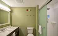 Toilet Kamar 3 Home2 Suites by Hilton Pigeon Forge