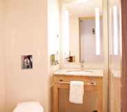 In-room Bathroom 2 Hampton by Hilton Aachen Tivoli