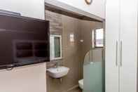 In-room Bathroom The Musafer Travel Lodge