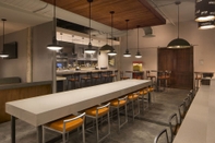 Bar, Cafe and Lounge TownePlace Suites by Marriott Foley at OWA