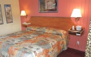 Bedroom 4 Inn Towne Motel