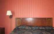 Bedroom 6 Inn Towne Motel