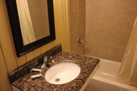 In-room Bathroom Inn Towne Motel