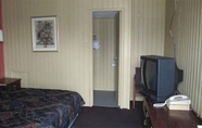 Bedroom 3 Inn Towne Motel