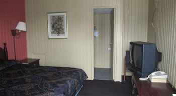 Bedroom 4 Inn Towne Motel