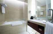 Toilet Kamar 3 Tongli Lakeview Hotel