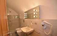 In-room Bathroom 2 La Strada Parlata