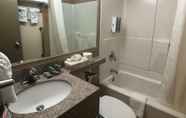 In-room Bathroom 2 Best Western Jamaica Inn