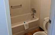 Toilet Kamar 6 Rodeway Inn