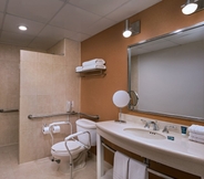 Toilet Kamar 7 Four Points by Sheraton Galerias Monterrey