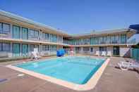 Swimming Pool Motel 6 Muskogee, OK