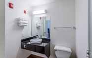 In-room Bathroom 5 Motel 6 Richland, WA - Kennewick