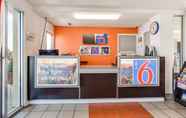 Lobi 3 Motel 6 Fayetteville, AR