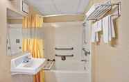 In-room Bathroom 5 Days Inn by Wyndham Louisville Airport Fair and Expo Center