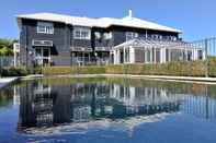 Swimming Pool Black Swan Lakeside Boutique Hotel