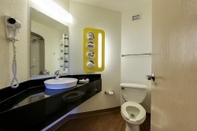 In-room Bathroom Motel 6 Mississauga, ON - Toronto