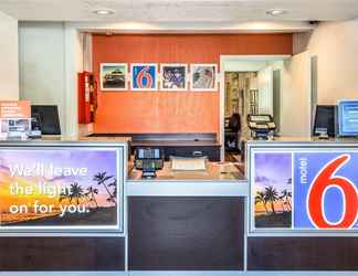 Lobby 2 Motel 6 Bakersfield, CA - East