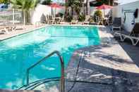 Swimming Pool Motel 6 Bakersfield, CA - East