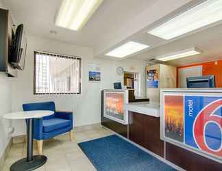 Lobby 2 Motel 6 Salina, KS