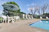 Swimming Pool Motel 6 Salina, KS