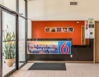 Lobby 2 Motel 6 Winslow, AZ