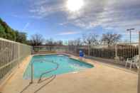 Swimming Pool Motel 6 Kerrville, TX