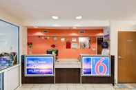 Lobby Motel 6 Statesville, NC