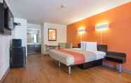 Bedroom 7 Motel 6 Newnan, GA