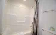 In-room Bathroom 3 Motel 6 Lantana, FL