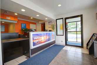 Lobby 4 Motel 6 Lantana, FL