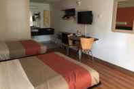 Bedroom Travelodge by Wyndham Benton Harbor MI