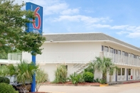 Exterior Motel 6 Gulfport, MS – Airport
