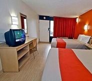 Bedroom 4 Motel 6 McKinney, TX - North