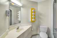 In-room Bathroom Motel 6 Gordonville PA - Lancaster PA