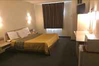 Bedroom Howard Johnson by Wyndham Clarksville Tennessee