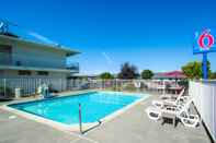 Kolam Renang Motel 6 Arcata, CA - Cal Poly Humboldt