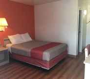 Bedroom 2 Motel 6 Lufkin, TX