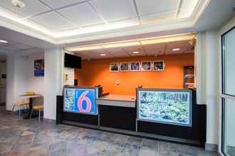 Lobby 4 Motel 6 Portland, OR - North