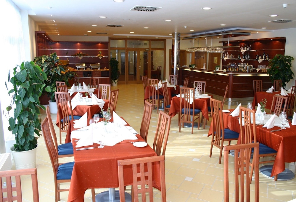 Restoran 3 Ramada by Wyndham Airport Prague