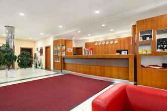 Lobi 4 Ramada by Wyndham Airport Prague