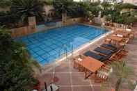 Kolam Renang Radisson Hotel Varanasi