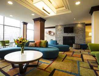 Lobi 2 Fairfield Inn and Suites by Marriott Toronto Airport