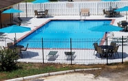 Swimming Pool 3 Americas Best Value Inn & Suites Memphis E