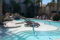 Swimming Pool Avi Resort & Casino