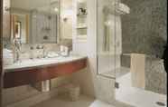 In-room Bathroom 6 Borgata Hotel Casino & Spa