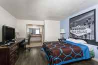 Bedroom Super 8 by Wyndham Las Vegas North Strip/Fremont St. Area