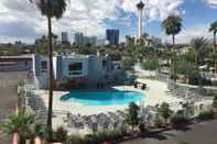 Swimming Pool Super 8 by Wyndham Las Vegas North Strip/Fremont St. Area